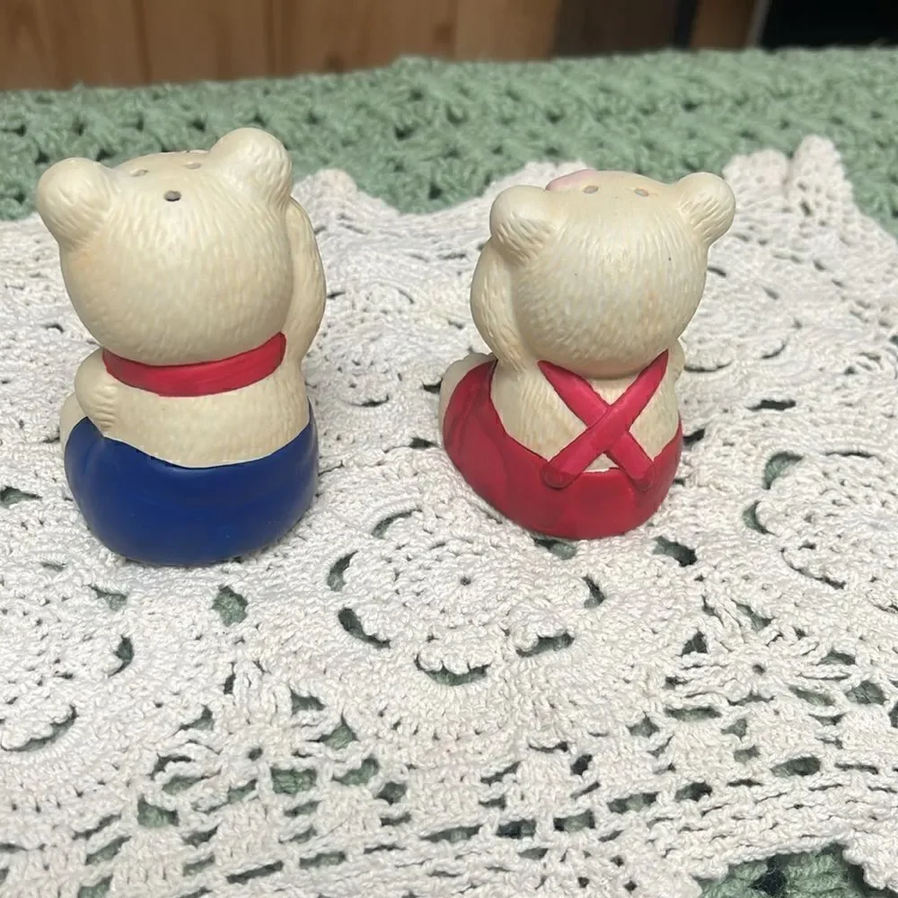 Vintage Cute Mama and Papa Bear Ceramic salt and pepper shakers